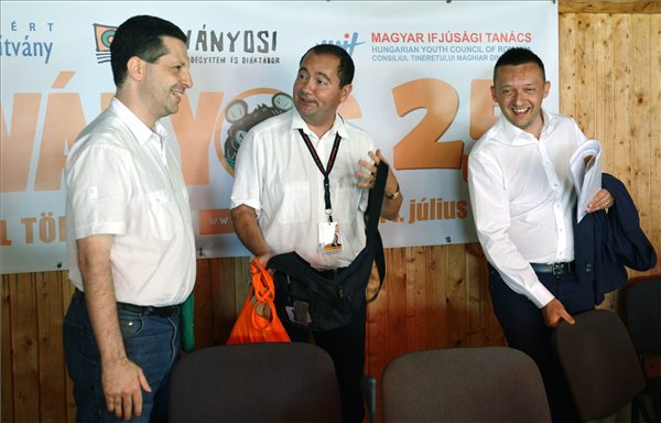 Forrás: mh Schiffer Szilágyi és Rogán - Tusványos 2014.jpg_lead