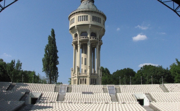 szabadtéri színpad lead