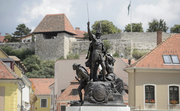 Dobó szobor
