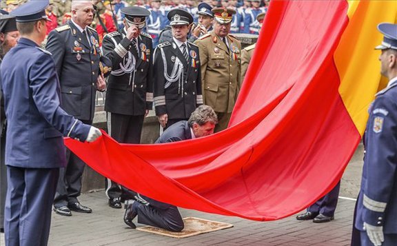 lead román zászló