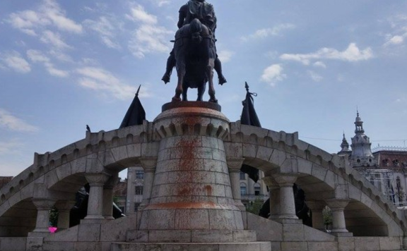 mátyás szobor lead