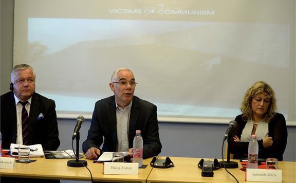 balog kommunizmus lead