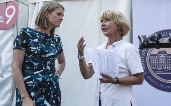 COLLEEN BELL SZIGET