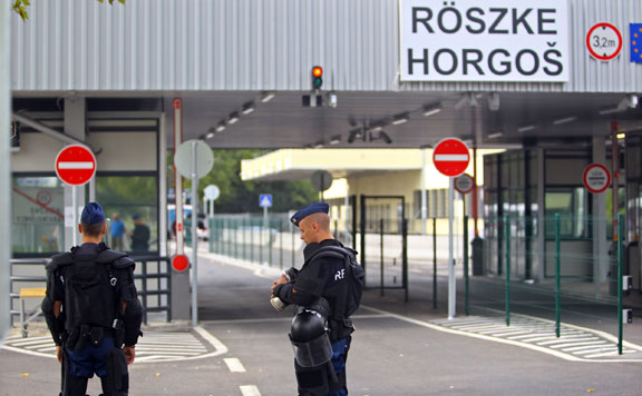 Hétfőtől tovább tart nyitva a röszkei és az ásotthalmi határátkelő