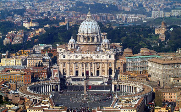 Hívők nélküli húsvéti szertartásokat rendelt el a Vatikán