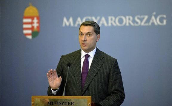 Lázár-kormányinfó-lila nyakkendő576x356