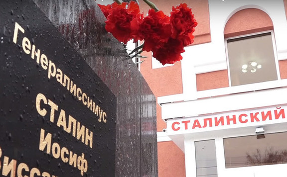 sztálin kult közp lead