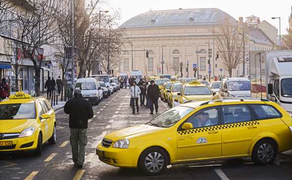 Fotó: MH Május óta harmincöt taxi rendszámát vonta be a hatóság