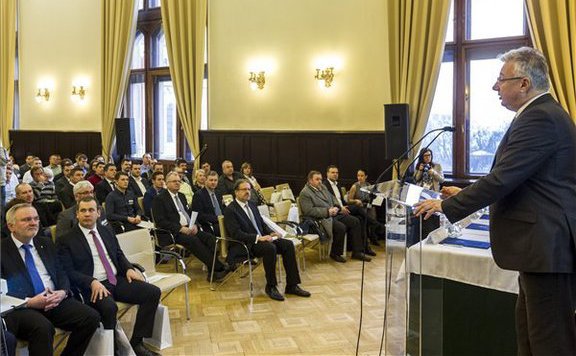 külhoni magyar fiatal lead