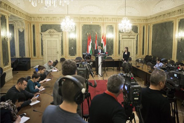 palkovics_pedtüntetés