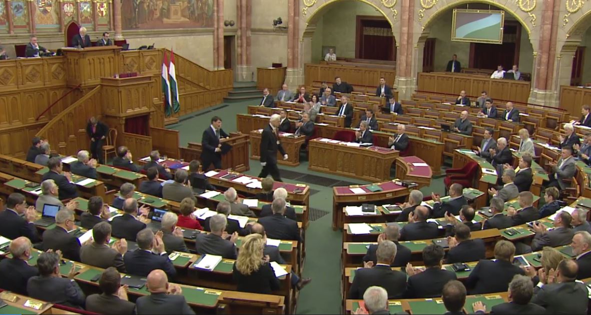 áder parlament lead