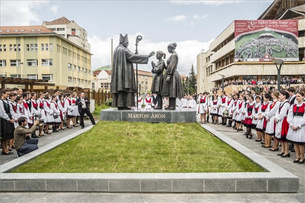 márton áron szobor mti