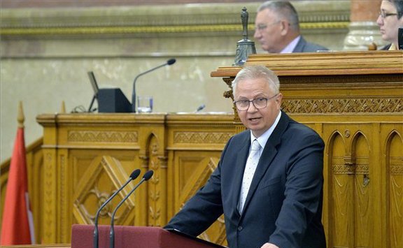 tró-parlament576x356