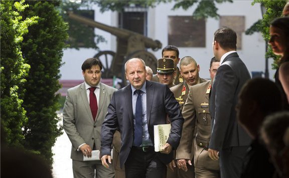 simicskó-katonák576x356