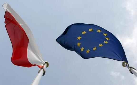 eu-lengyel zászló reuters lead