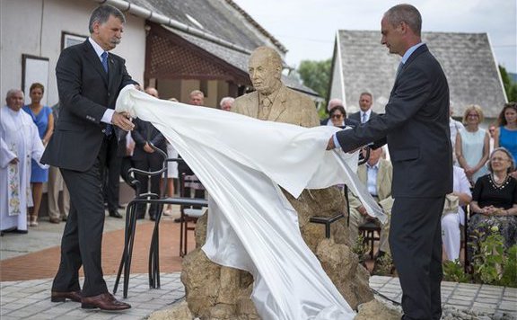 kövér_mádlszobor576