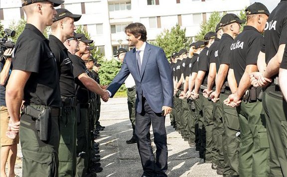 szlovák rendőr lead