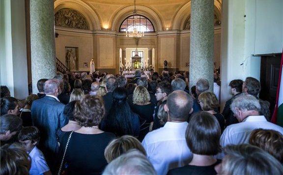 esterházy temetés lead