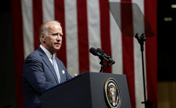 Joe Biden elnökként a támadófegyverek betiltásáért dolgozna