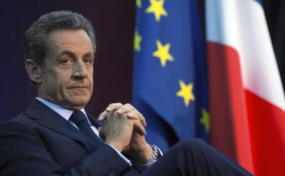 A volt francia elnök bírósági pere idején is rendületlenül politizált
