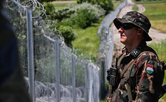 Figyelmeztető lövésekkel állítottak meg két migránst a román-magyar határon