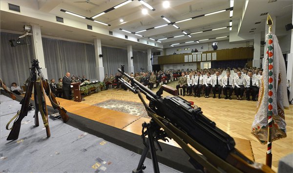 Hende Csaba végzős honvédtisztek