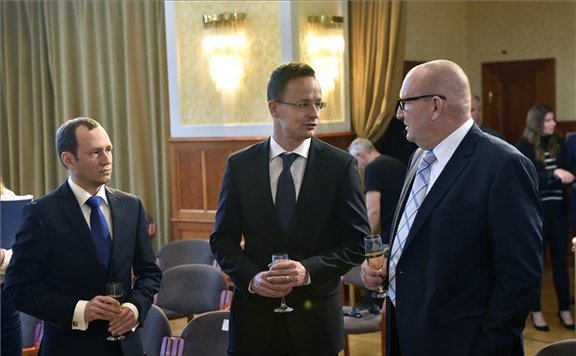 szijjártó pezsgőzik576x356