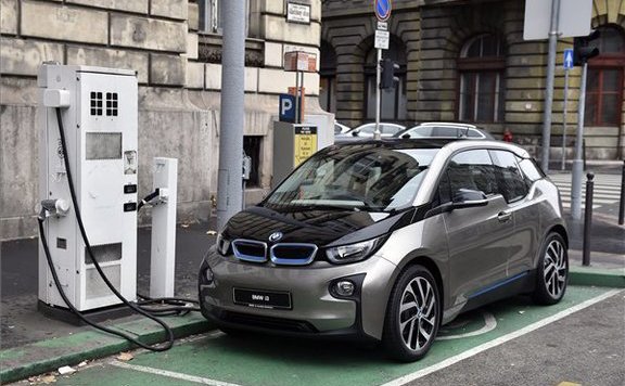 Fotó: MH Pályázat indul elektromos autók és robogók vásárlására