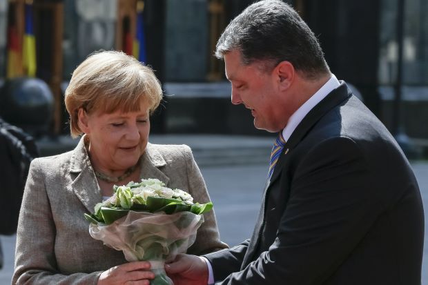 Forrás: mh Merkel Porosenko virág nagy