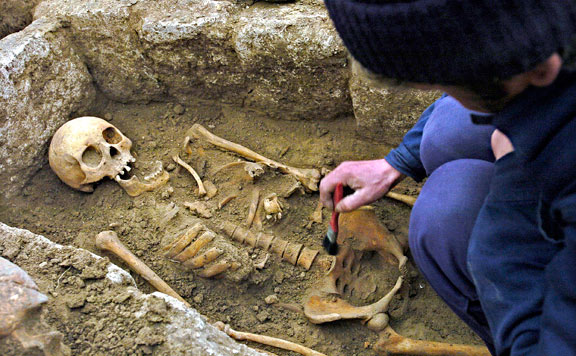Lefejezett testeket találtak egy ókori temetőben