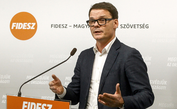 Fidesz: Jogsértő a globális minimumadó megszavazását összekötni a helyreállítási pénzekkel