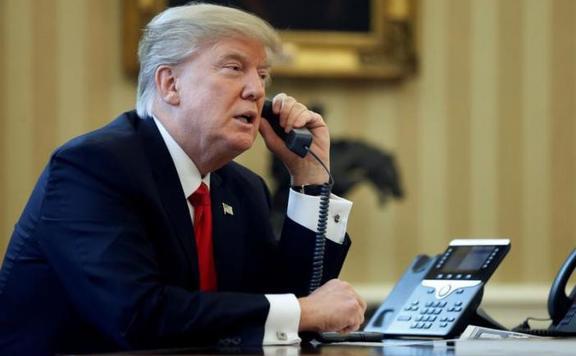 trump telefonál