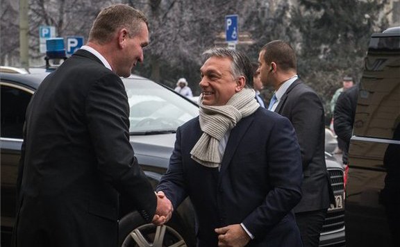 orbán_botka_köszönt576
