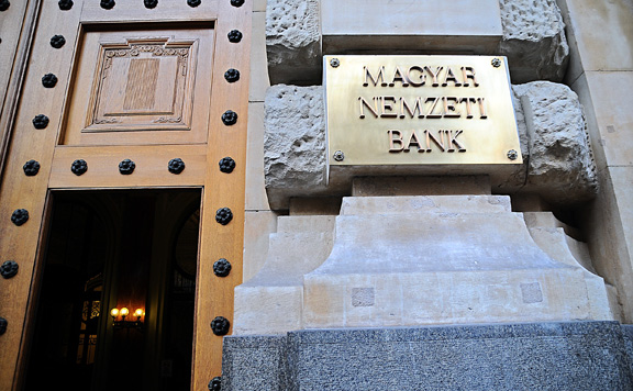 Jelentős hitelintézeti könnyítésekről döntött az MNB