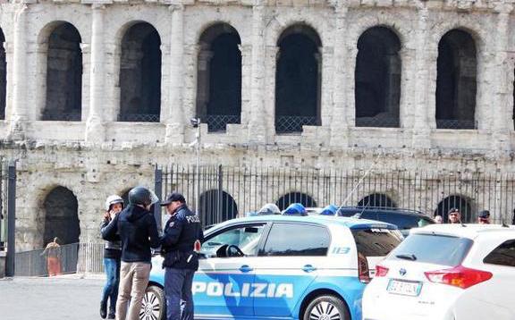 Rómak Colosseum-rendőrség576x356