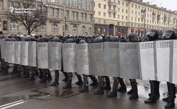 minszk-rendőrsorfal576x356
