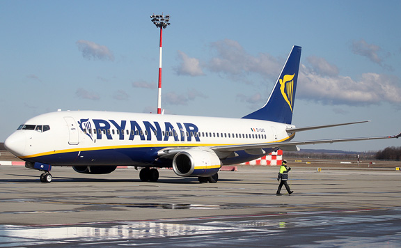 Nem vonul ki a Ryanair, de csökkenti járatainak számát