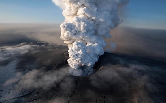 Jobb most otthon maradni Indonéziában, kitört a Semeru vulkán