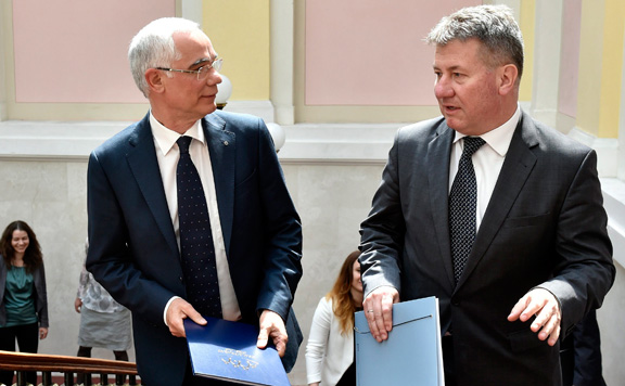 Forrás: mh Önarckép-álarcokban