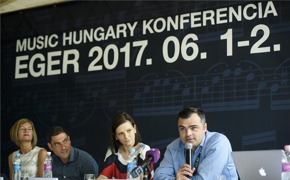 komolyfeszteger576x367