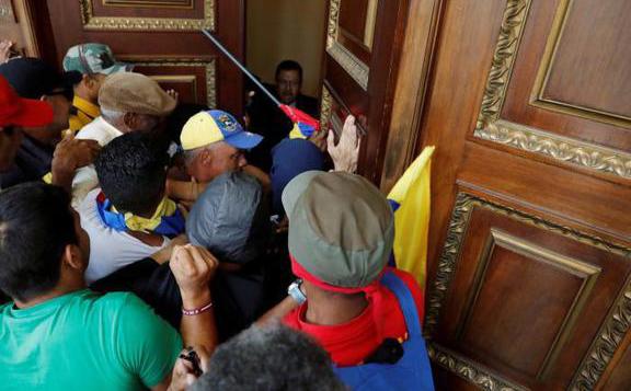 Fotó: MH Tüntetőket tartóztattak le Venezuela washingtoni nagykövetségén