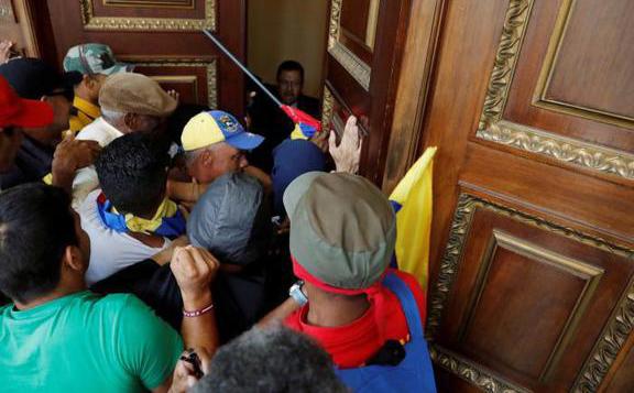 Tüntetőket tartóztattak le Venezuela washingtoni nagykövetségén