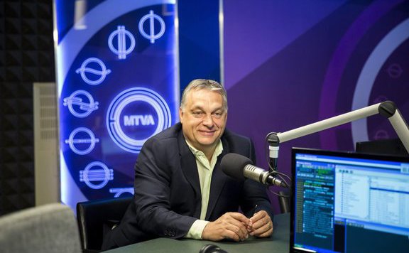 Fotó: MH Orbán Viktor megmutatott egy adásból kimaradt jelenetet