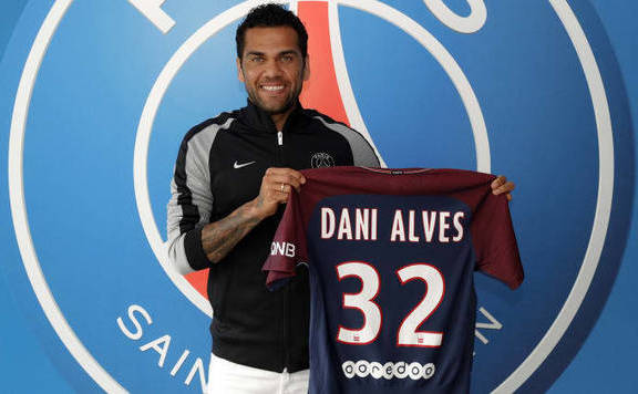 Dani Alves távozik a Paris Saint-Germaintől