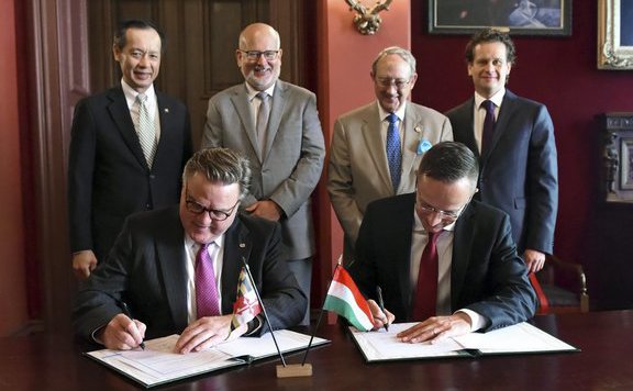 szijjártó mcdaniel aláír