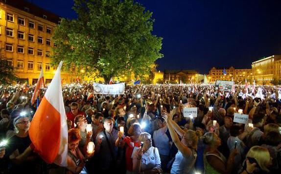 lengyel tüntetés-reuters576x356