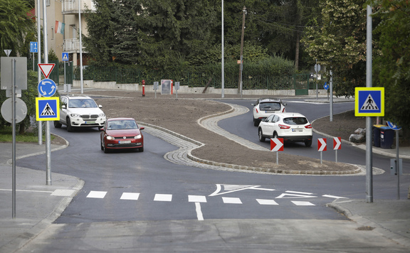 Csőtörés miatt torlódik a forgalom a 10-es főúton a solymári körforgalom előtt
