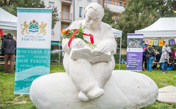 LÁzár Ervin szobra576x356