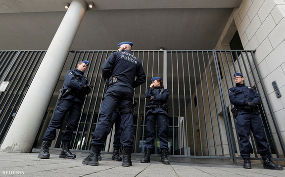 rendőrök brüsszelben az ügyészség épülete előtt-reuters576