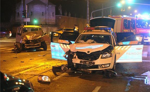 ütközött rendőrautó576